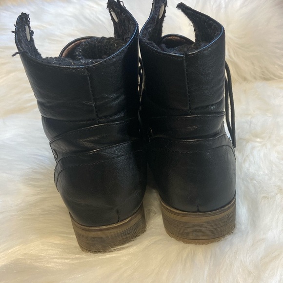 ‎Boots - Picture 4 of 10
